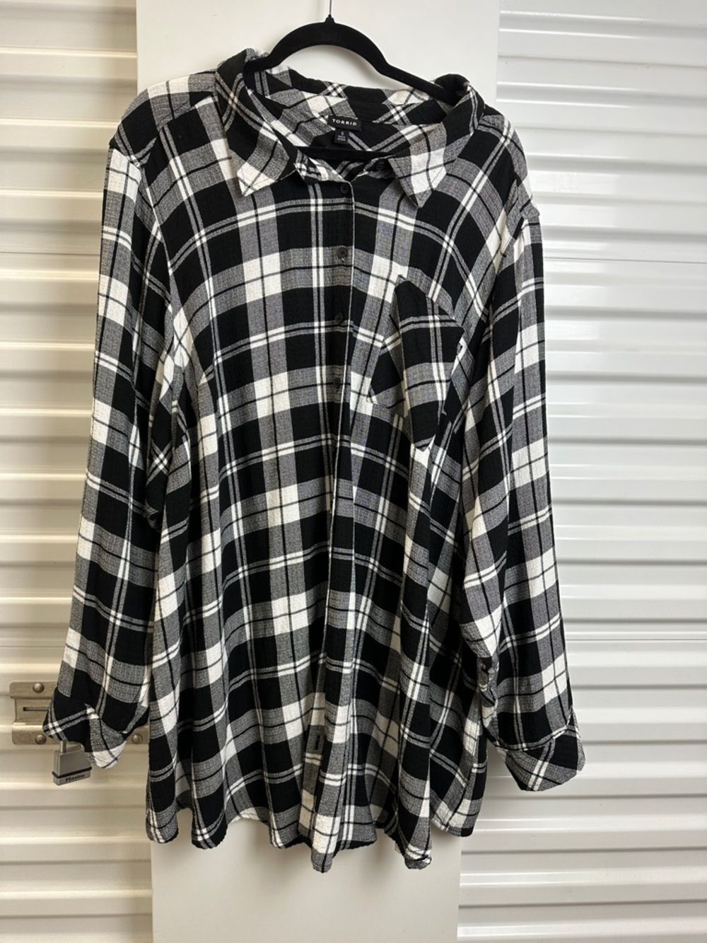 ⭐️TORRID Black & White Plaid Button-Up Shirt